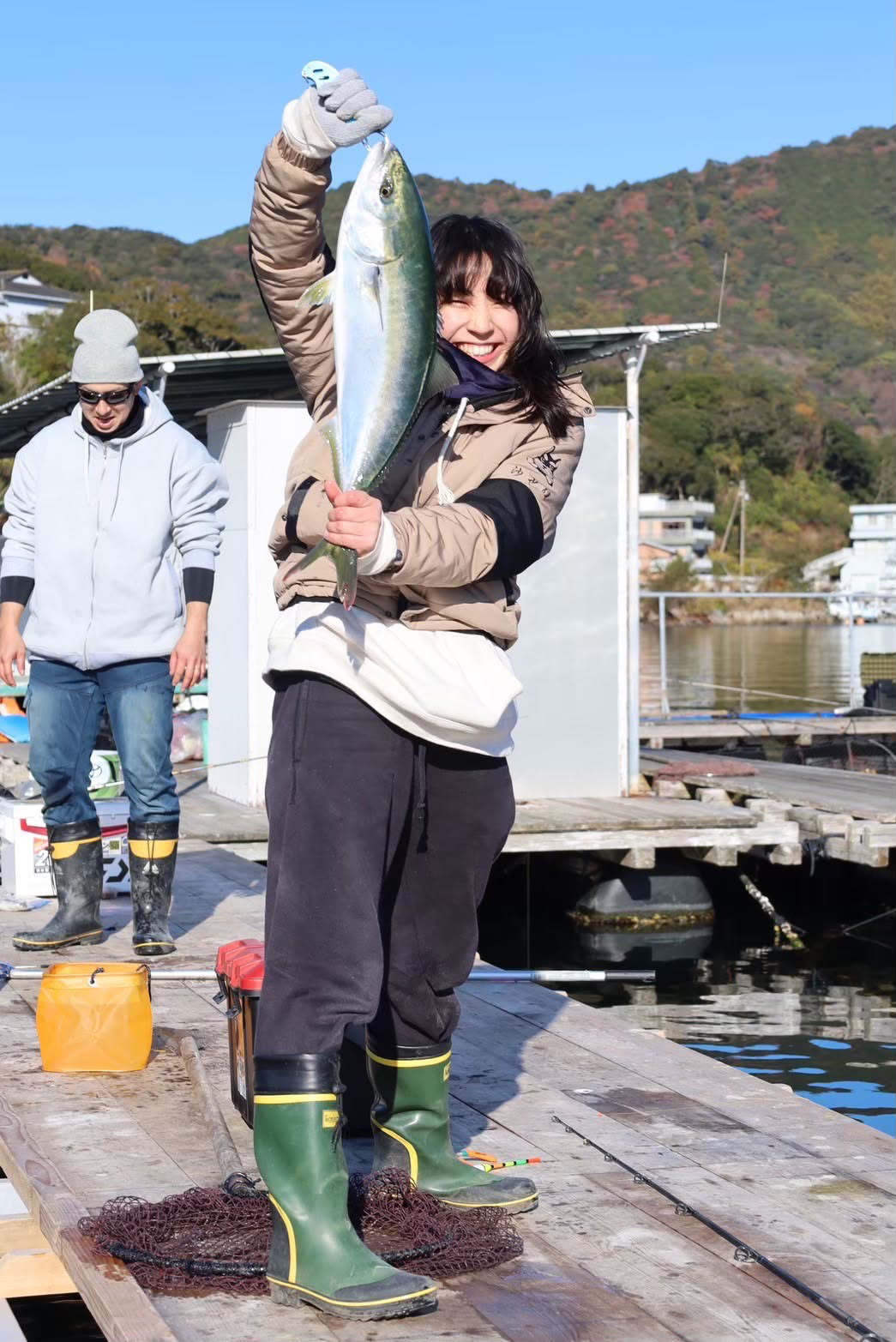 ブリを釣り上げた社員